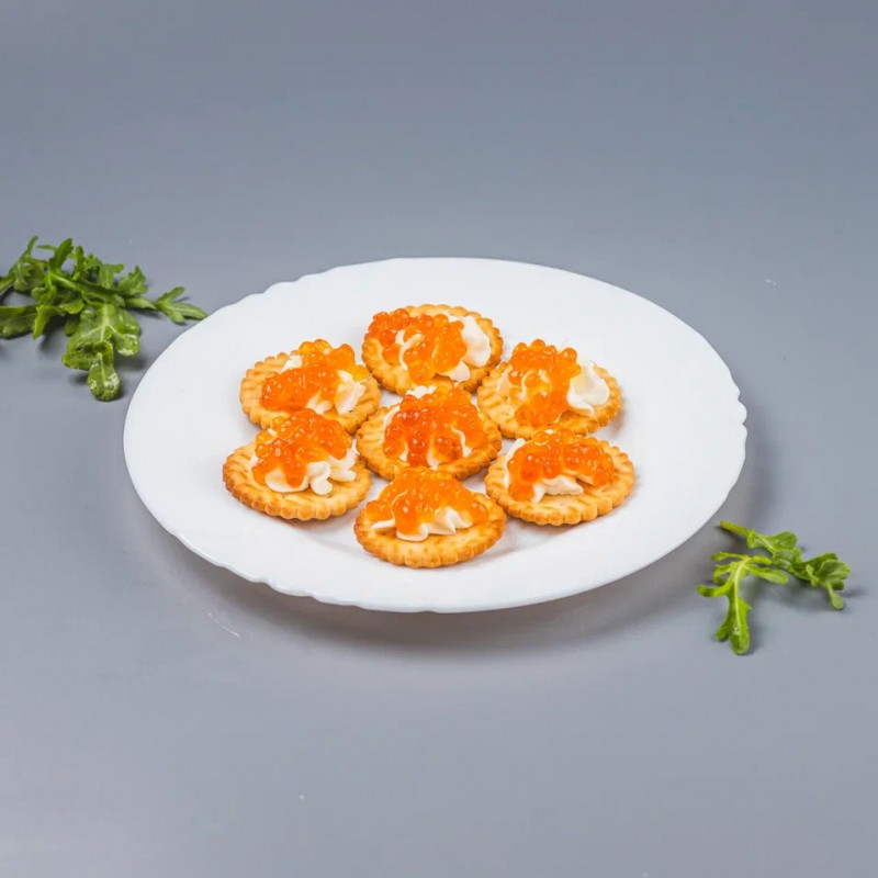 Красная икра на крекере