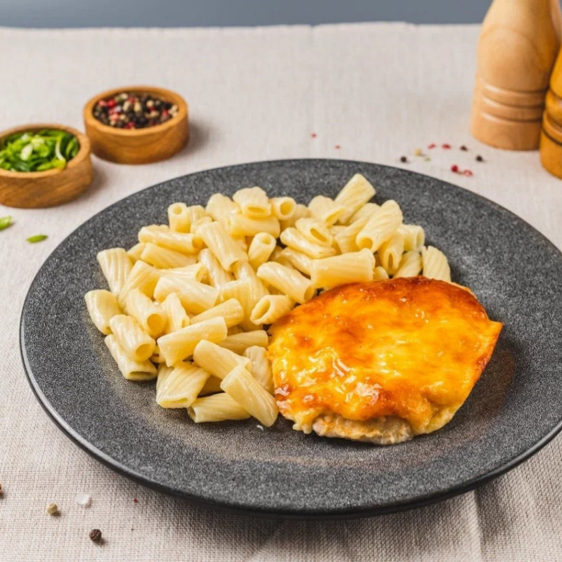 Свинина с томатами под сыром и Макароны