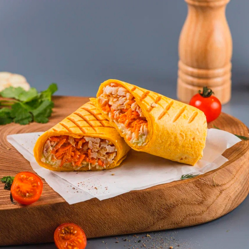 Ролл с курицей и овощами