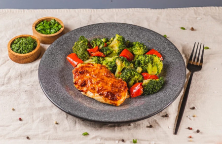 Куриная грудка по-болгарски и брокколи с болгарским перцем
