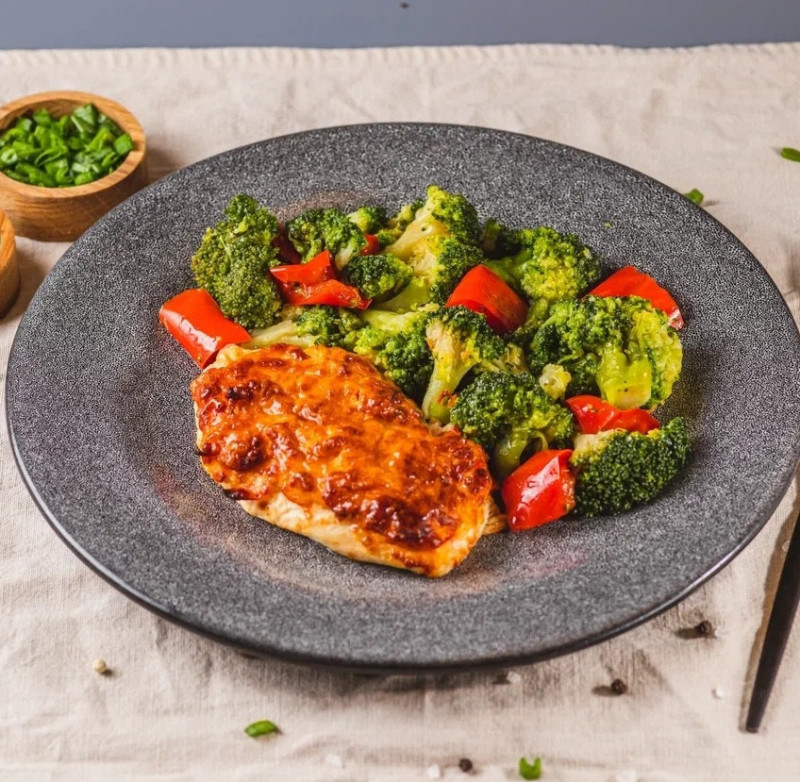 Куриная грудка по-болгарски и брокколи с болгарским перцем