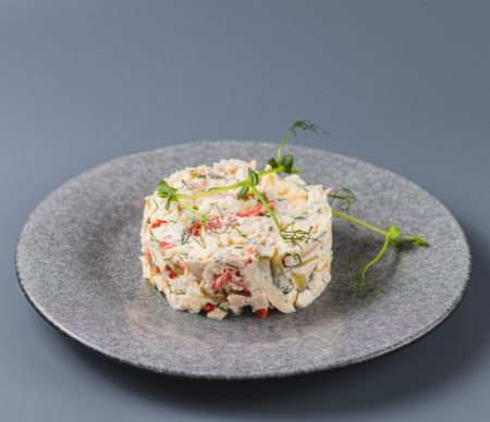 Салат с копченой курицей, омлетом и овощами Салат с копченой курицей, омлетом и овощами