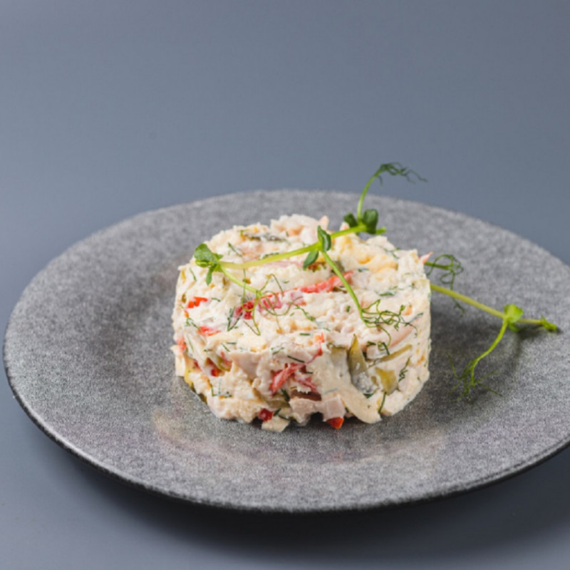 Салат с копченой курицей, омлетом и овощами