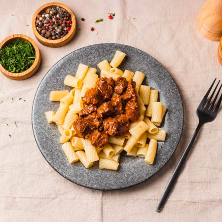Гуляш из говядины с макаронами