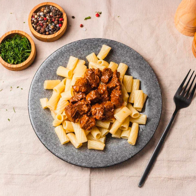 Гуляш из говядины с макаронами