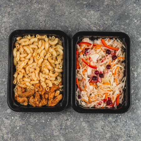 Макароны с поджаркой из свинины и салат Витаминный