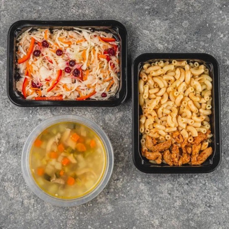 Макароны с поджаркой из свинины, салат Витаминный и суп Рассольник