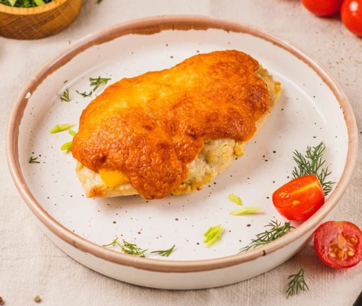 Куриная грудка с томатами под сыром