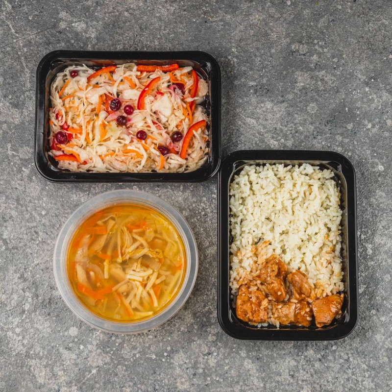 Рис с чахохбили из курицы, салат Витаминный и Суп лапша с курицей