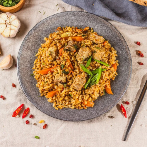 Плов ароматный, восточный с мясом  свинины