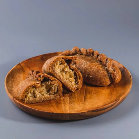 Пирожок ржаной с тушеной капустой