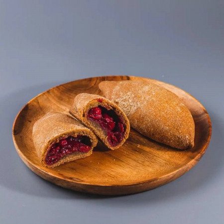 Пирожок ржаной с уральской вишней