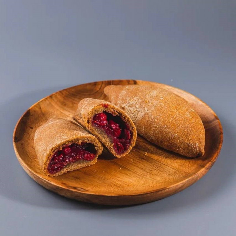 Пирожок ржаной с уральской вишней